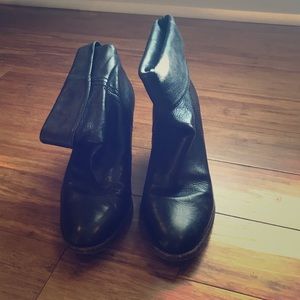 Timeless vintage Frye leather fold over booties